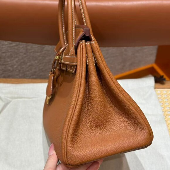 Classic Hermes Bag: A Stylish and Versatile Choice for Elegance - Picture 4 of 6